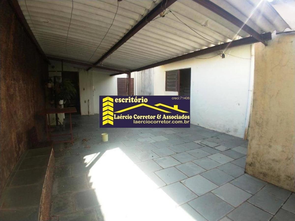 Casa à venda com 3 quartos, 131m² - Foto 1