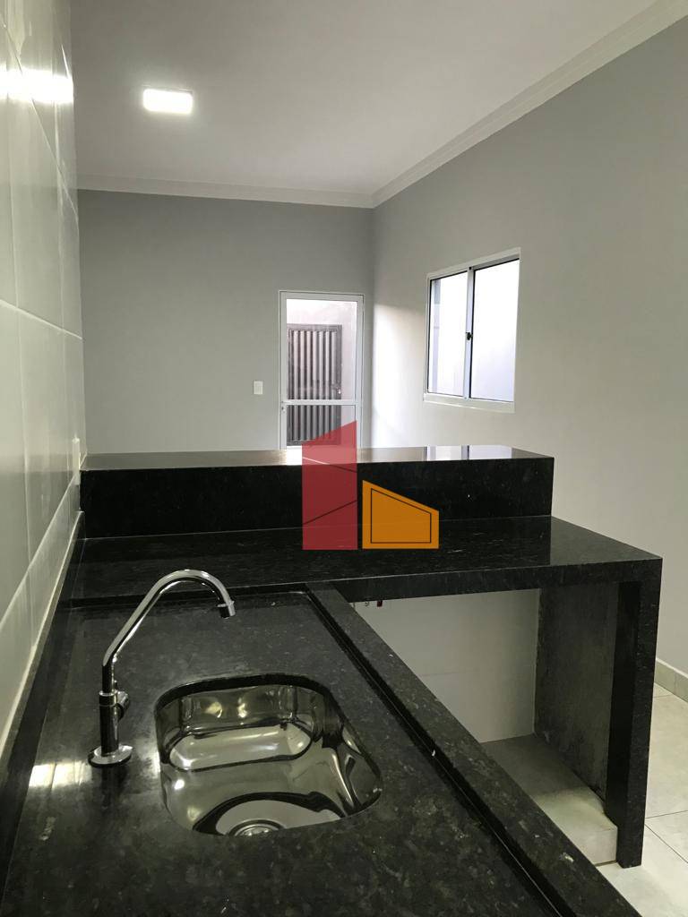 Casa à venda com 2 quartos, 60m² - Foto 2