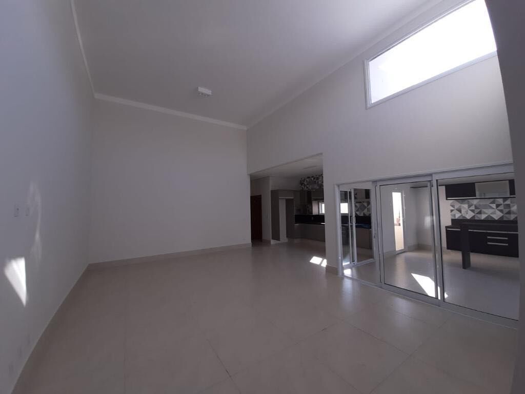 Casa para alugar com 3 quartos, 190m² - Foto 1