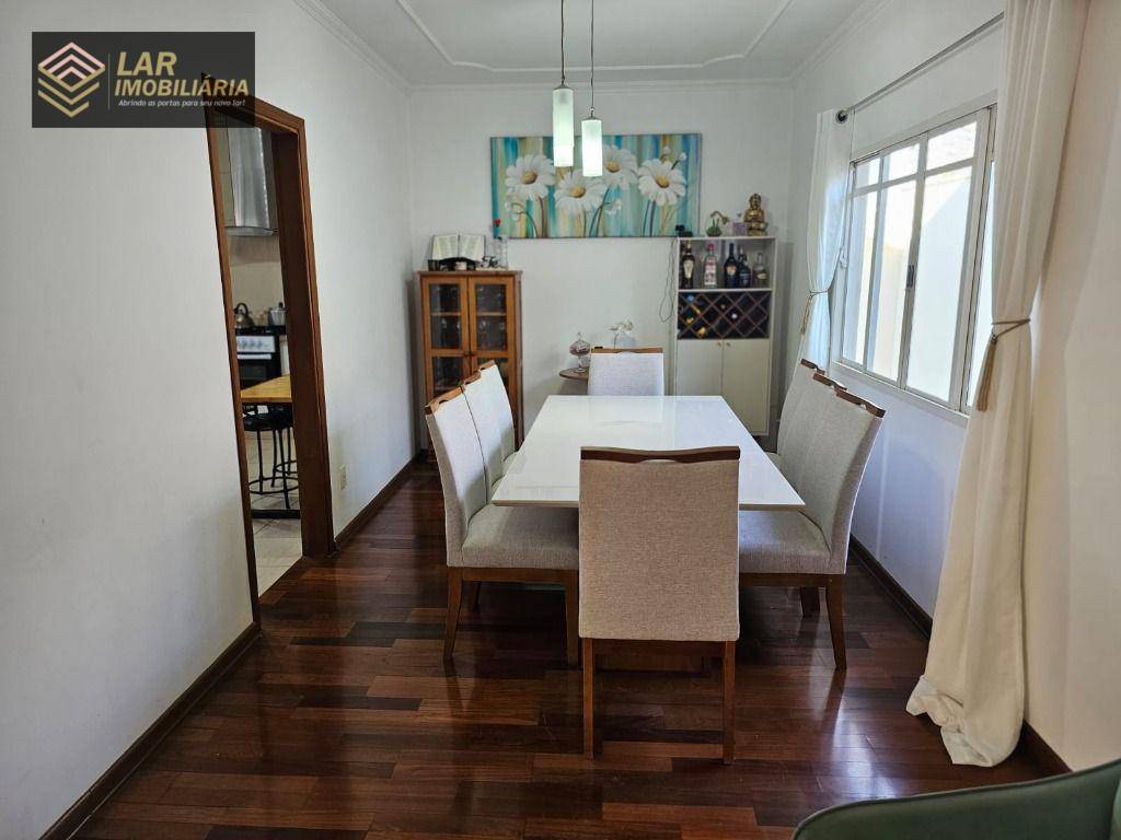 Casa à venda com 3 quartos, 240m² - Foto 2