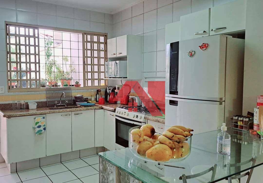 Casa à venda com 3 quartos, 300m² - Foto 3