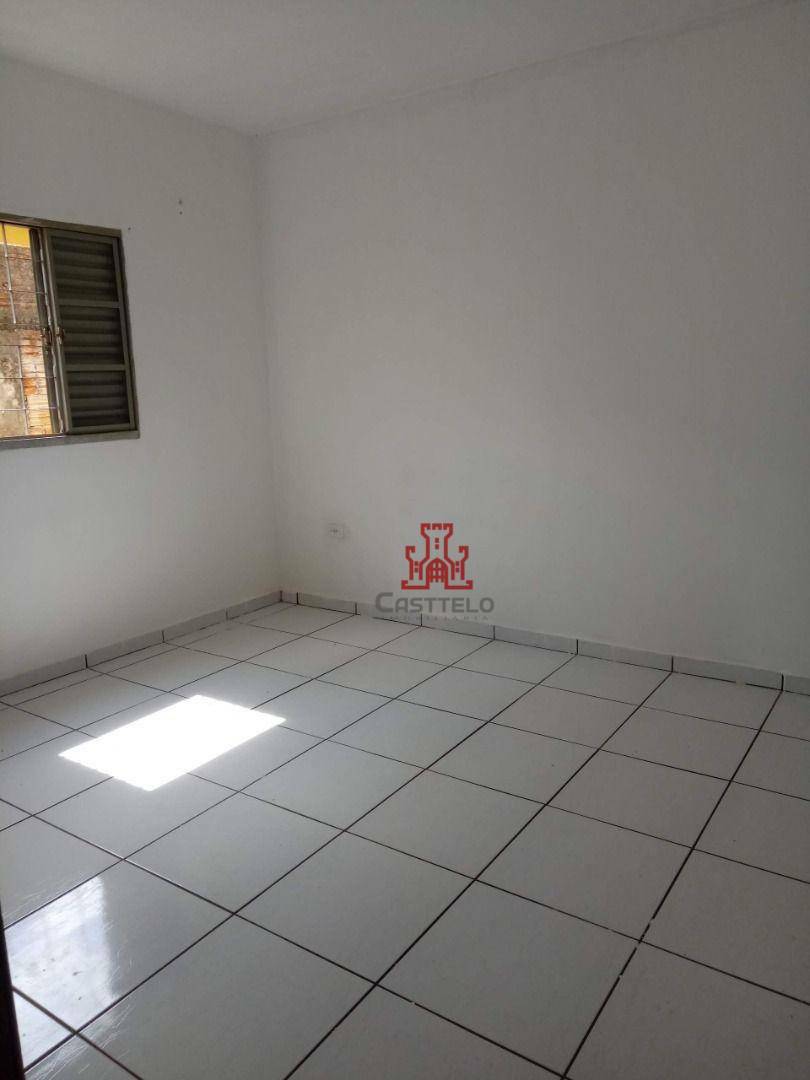 Casa à venda com 3 quartos, 70m² - Foto 2