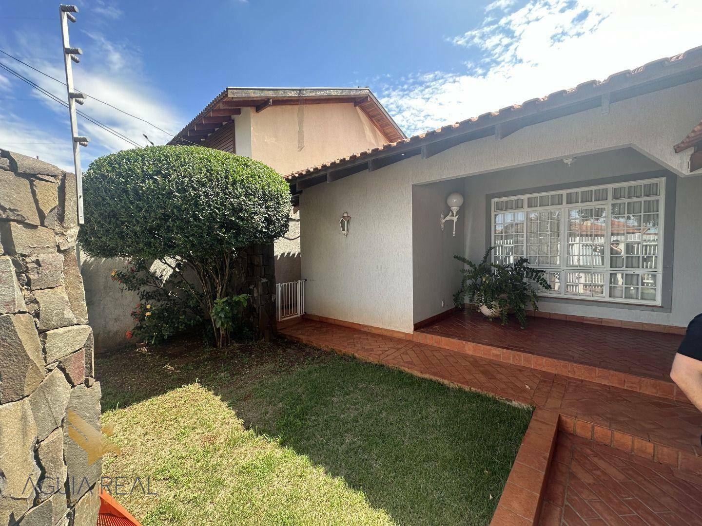 Casa à venda e aluguel com 4 quartos, 361m² - Foto 1