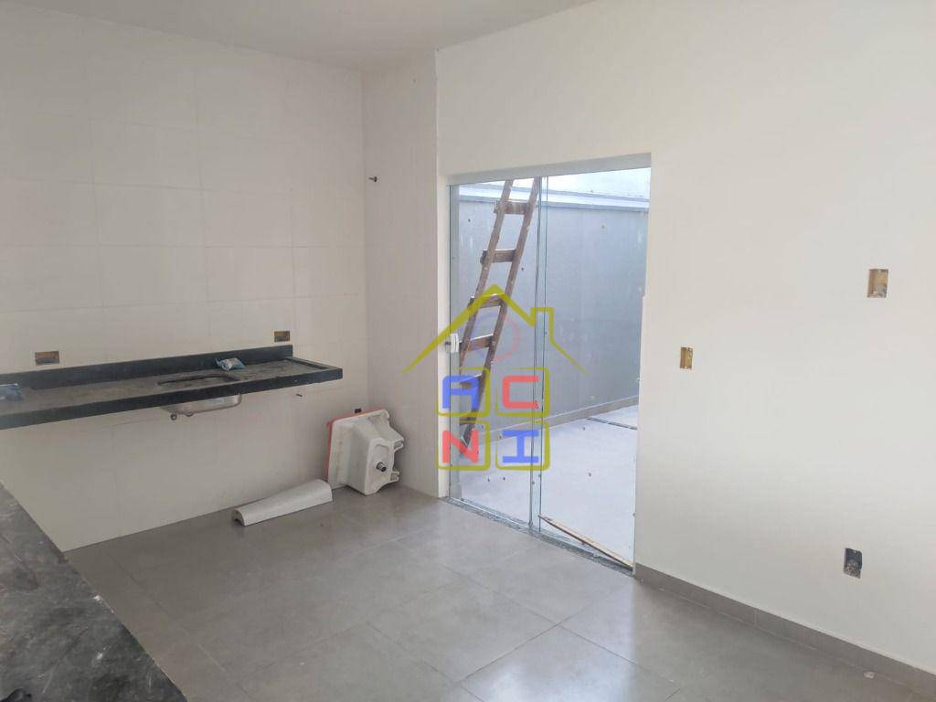 Casa à venda com 2 quartos, 70m² - Foto 4