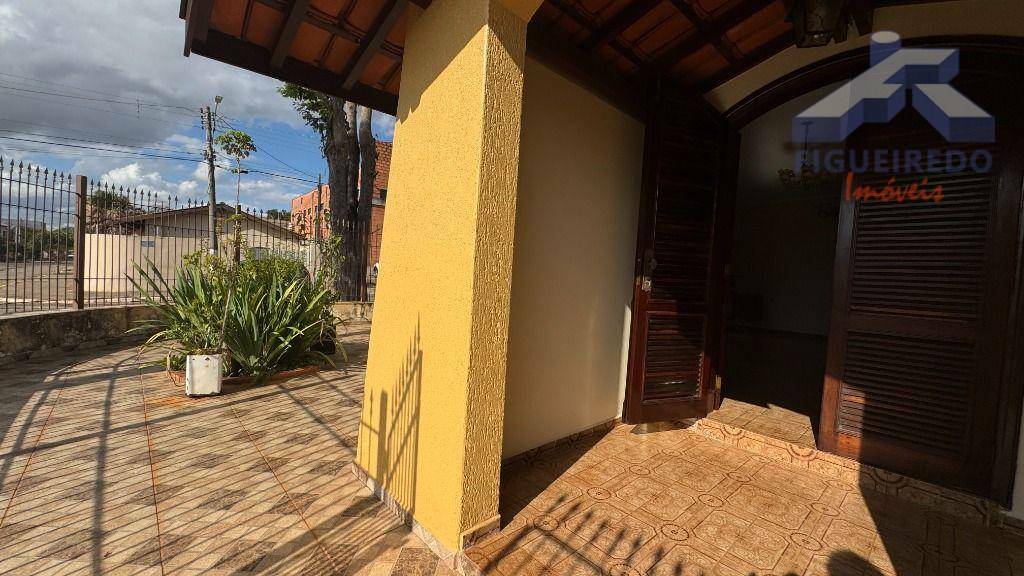 Casa à venda com 3 quartos, 212m² - Foto 3