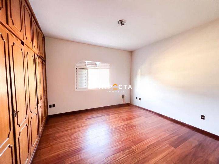 Casa à venda com 4 quartos, 284m² - Foto 4