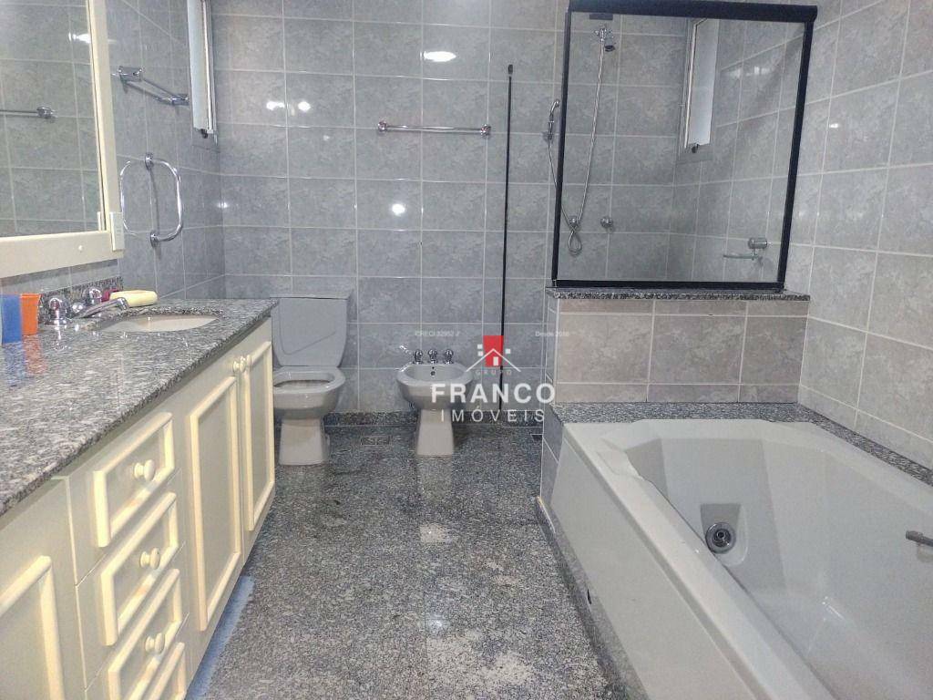 Apartamento para alugar com 3 quartos, 242m² - Foto 14