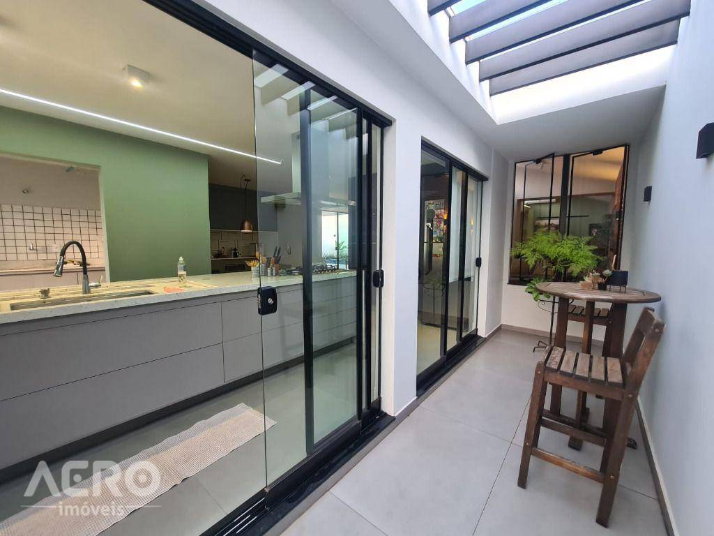 Casa à venda com 3 quartos, 252m² - Foto 18