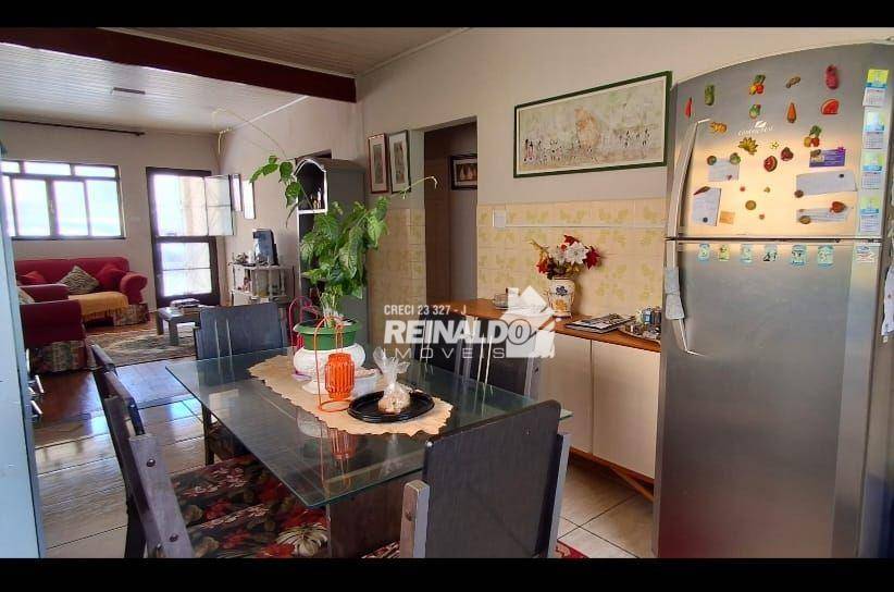 Casa à venda com 3 quartos, 211m² - Foto 2