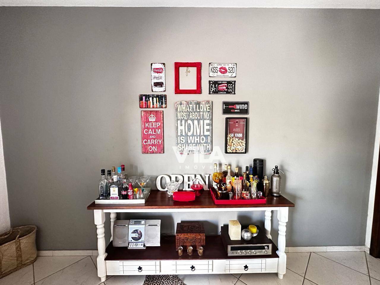Casa à venda com 3 quartos, 229m² - Foto 1