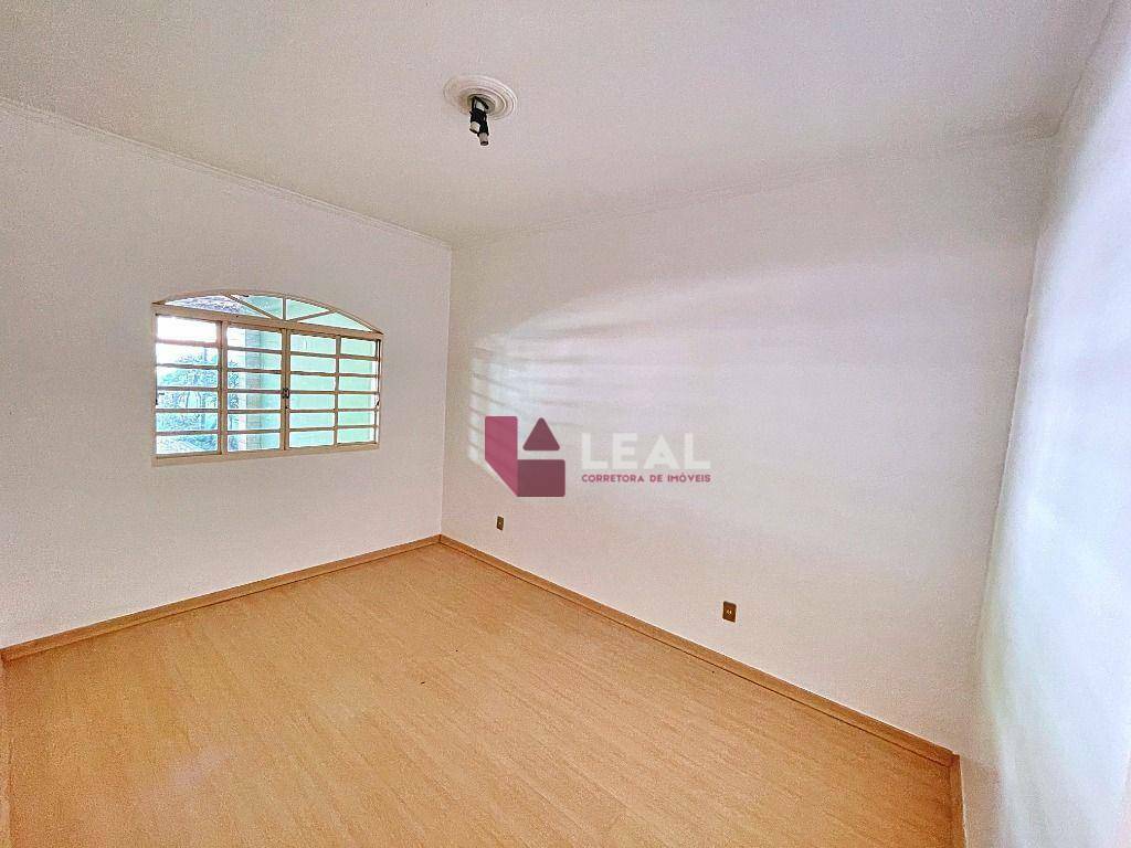 Casa à venda com 3 quartos, 223m² - Foto 18