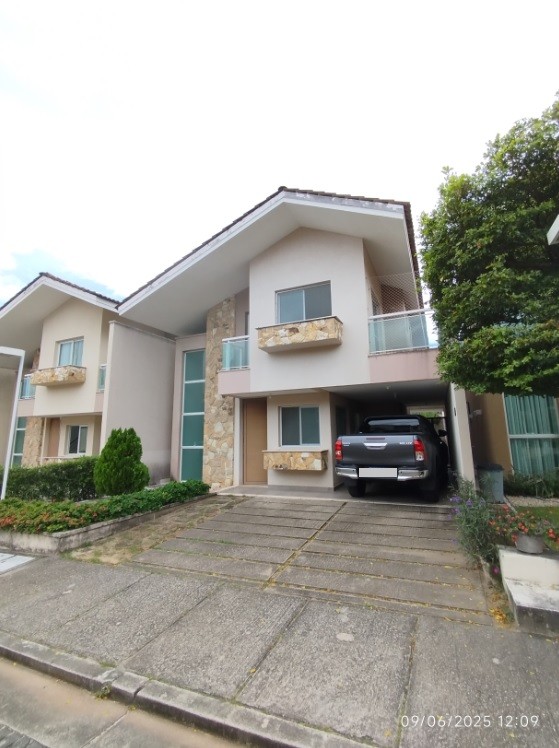 Casa de Condomínio para alugar com 3 quartos, 215m² - Foto 1