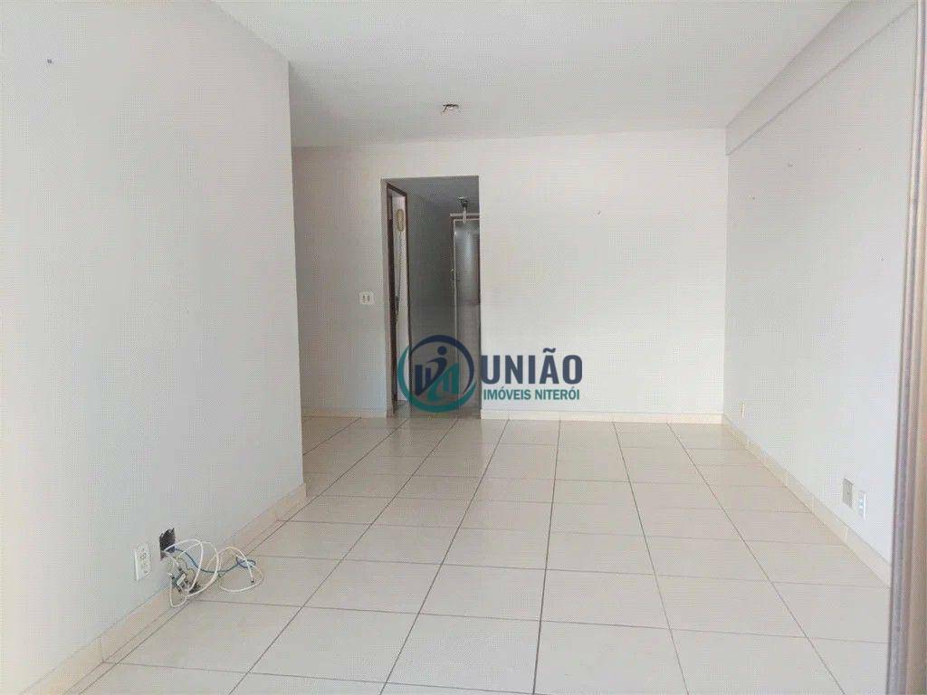 Apartamento à venda com 2 quartos, 70m² - Foto 2