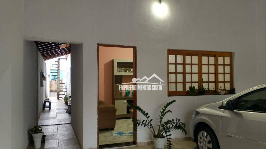 Casa à venda com 3 quartos, 121m² - Foto 1