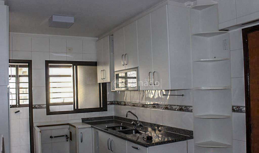 Apartamento à venda com 3 quartos, 226m² - Foto 1