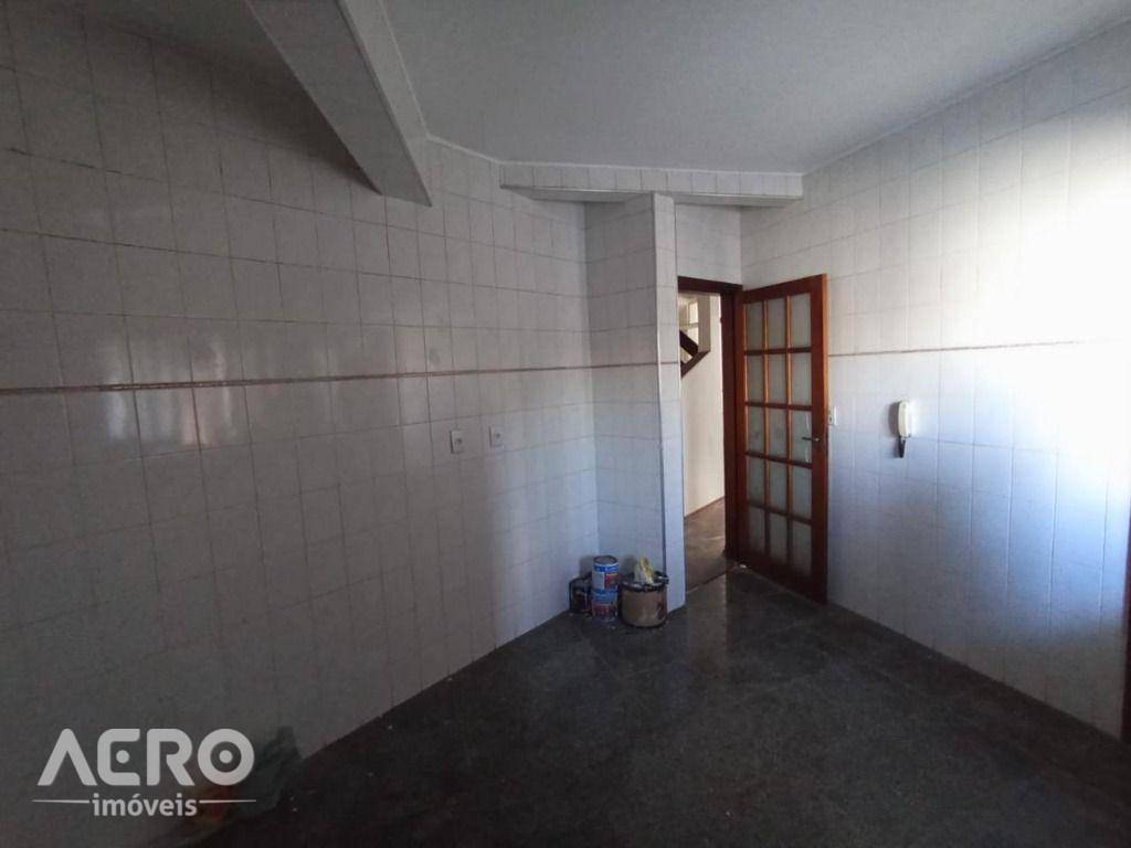 Casa à venda com 4 quartos, 189m² - Foto 9
