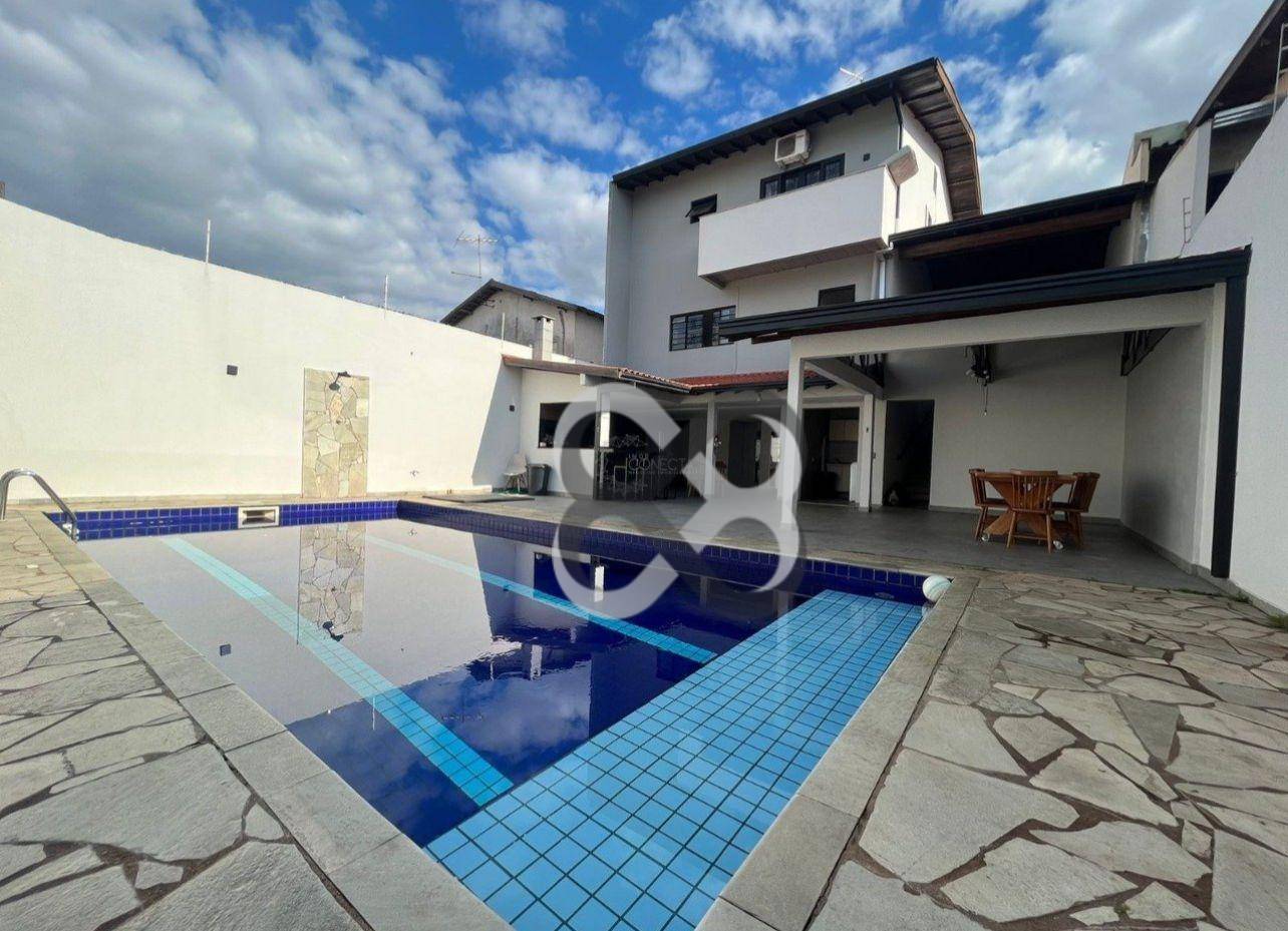 Casa à venda com 4 quartos, 236m² - Foto 1
