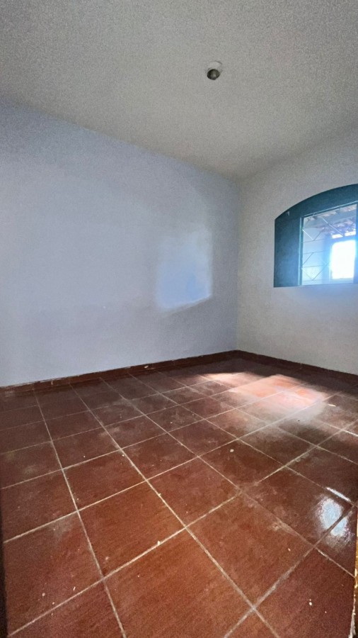 Casa à venda com 6 quartos, 250m² - Foto 1