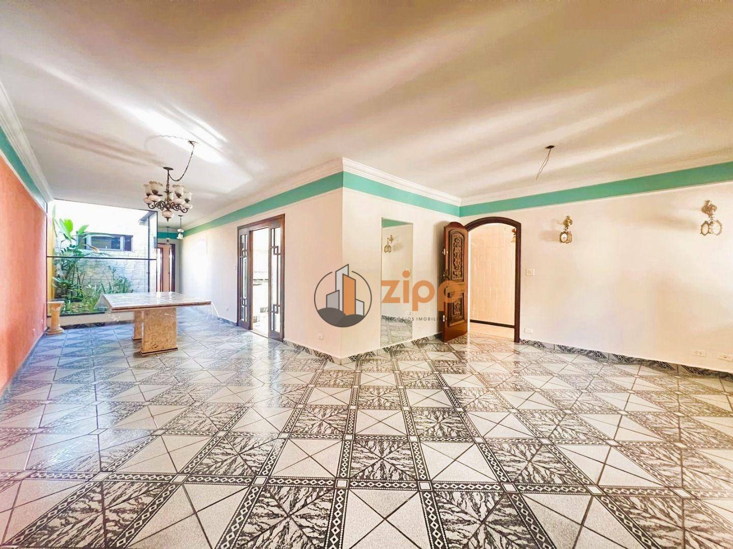 Sobrado à venda com 6 quartos, 300m² - Foto 1