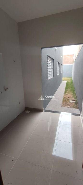 Casa à venda com 3 quartos, 68m² - Foto 2