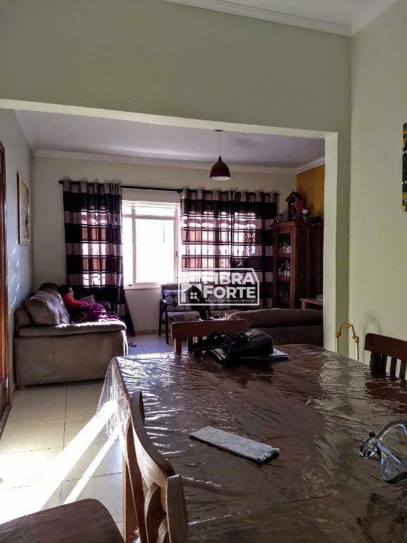 Casa à venda com 3 quartos, 220m² - Foto 3