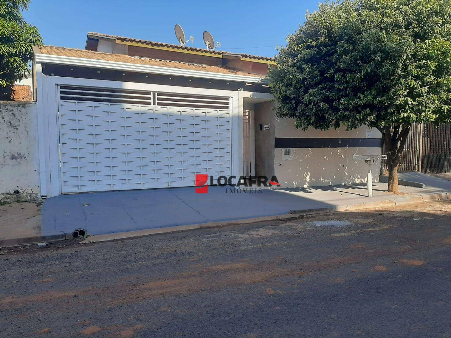 Casa à venda com 3 quartos, 100m² - Foto 1