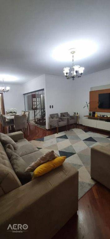 Casa à venda com 4 quartos, 236m² - Foto 1