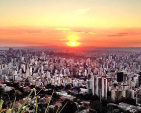 Imagem com vista de aérea da cidade de Belo Horizonte
